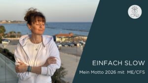 Tina Winzer steht im Abendlicht auf einem Balkon über einem Hafen, die Augen geschlossen, die Arme ruhig vor der Brust verschränkt. Im Hintergrund Meer, Boote und sanftes Abendlicht. Die Körperhaltung drückt Ruhe aus. Sie trägt eine weiße Kapuzenjacke über einem weißen Shirt. Es ist ein Symbolbild für Langsamkeit, Rückzug und Achtsamkeit im Leben mit ME/CFS und Long Covid. Ihr Motto 2026: „Einfach Slow. Weniger Strecke, mehr Tina sein.“ Nicht Vollgas, sondern Schneckentempo als Idee.