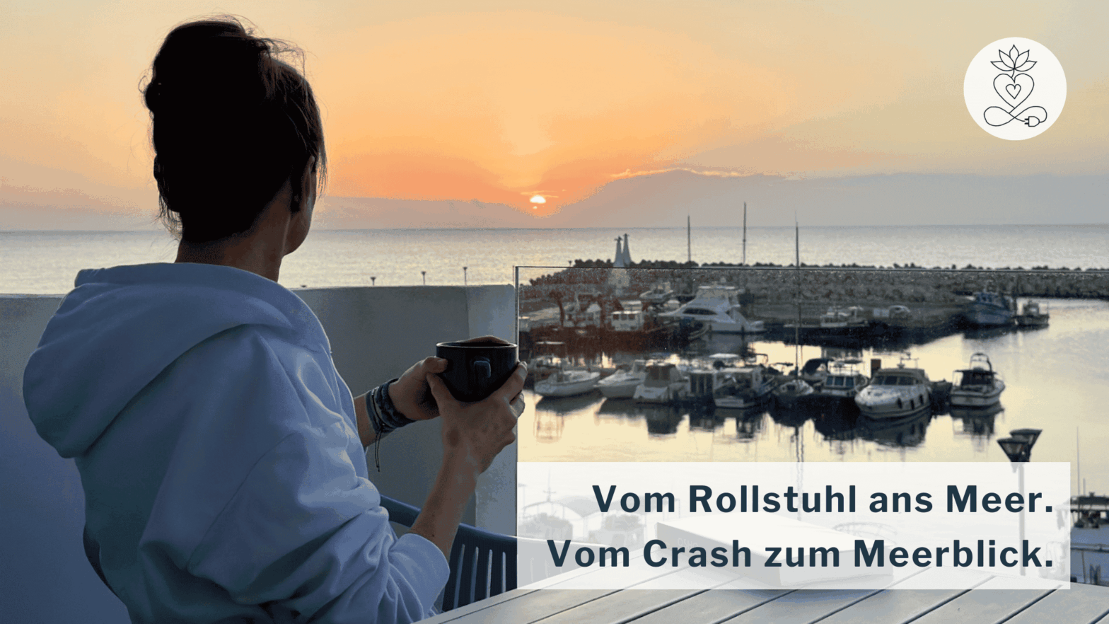 Tina Winzer sitzt auf Terrasse mit Blick auf Sonnenaufgang über dem Meer und Fischerhafen in Zypern, hält Tasse in der Hand, Buch auf dem Tisch. Urlaub mit ME/CFS und Long Covid im Schneckentempo