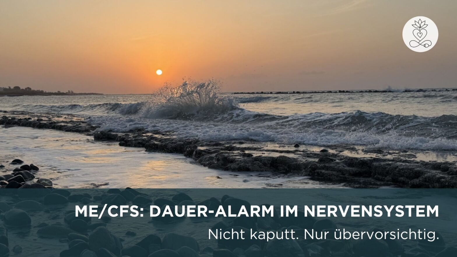 Brechende Welle bei Sonnenaufgang am steinigen Strand in Zypern als Beitragsbild zu ME/CFS und Long Covid, Nervensystem und innerem Dauer-Alarm